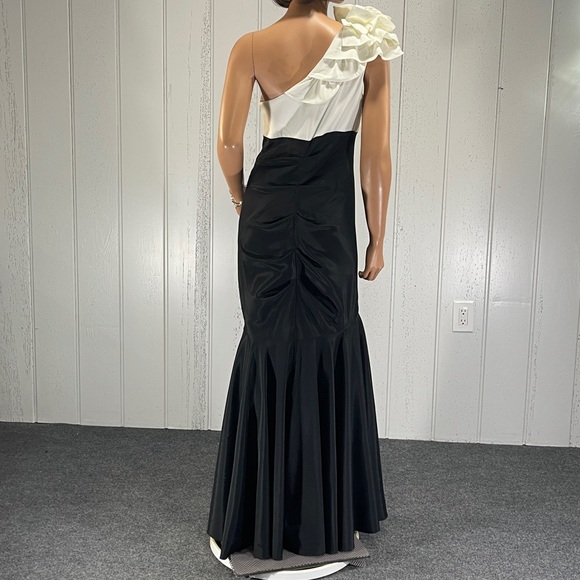 *Xscape by Joanna Chen Women's Black & White One Shoulder Dress Sz S - Picture 7 of 14
